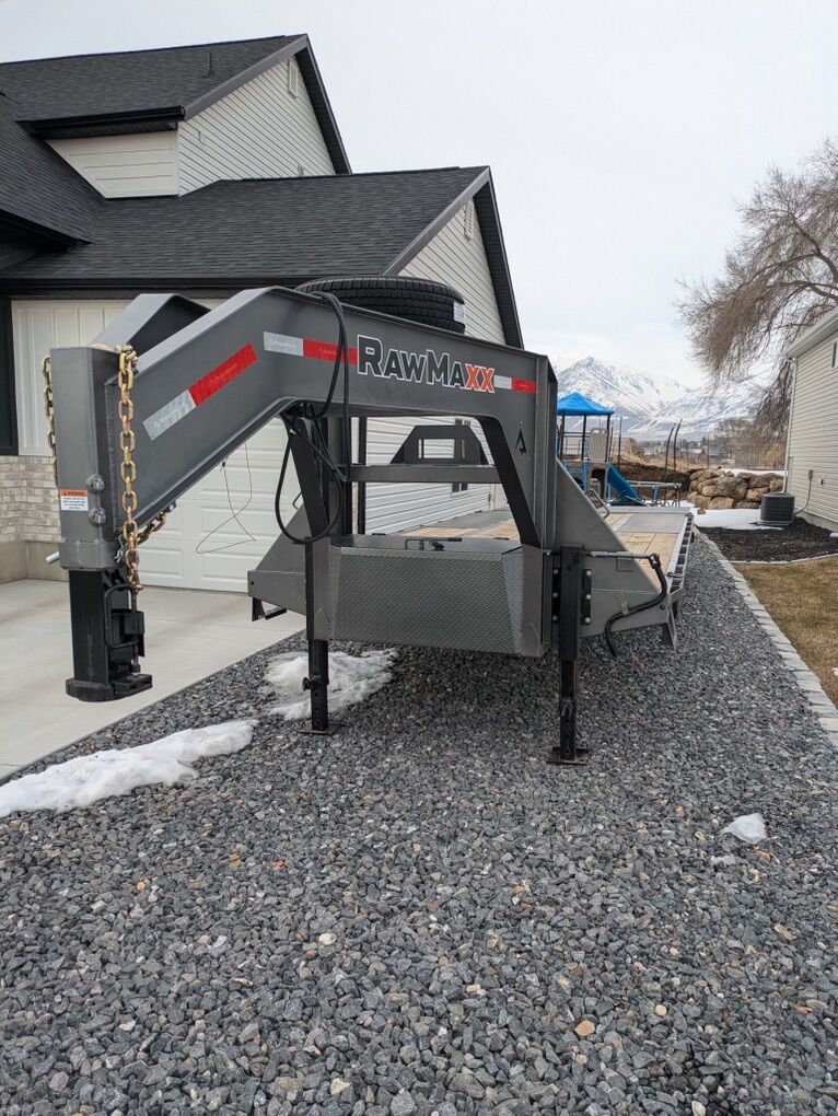 28 Foot Gooseneck Flatbed Equipment Trailer