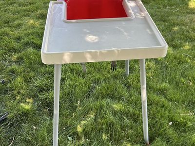 Minimalist high chair