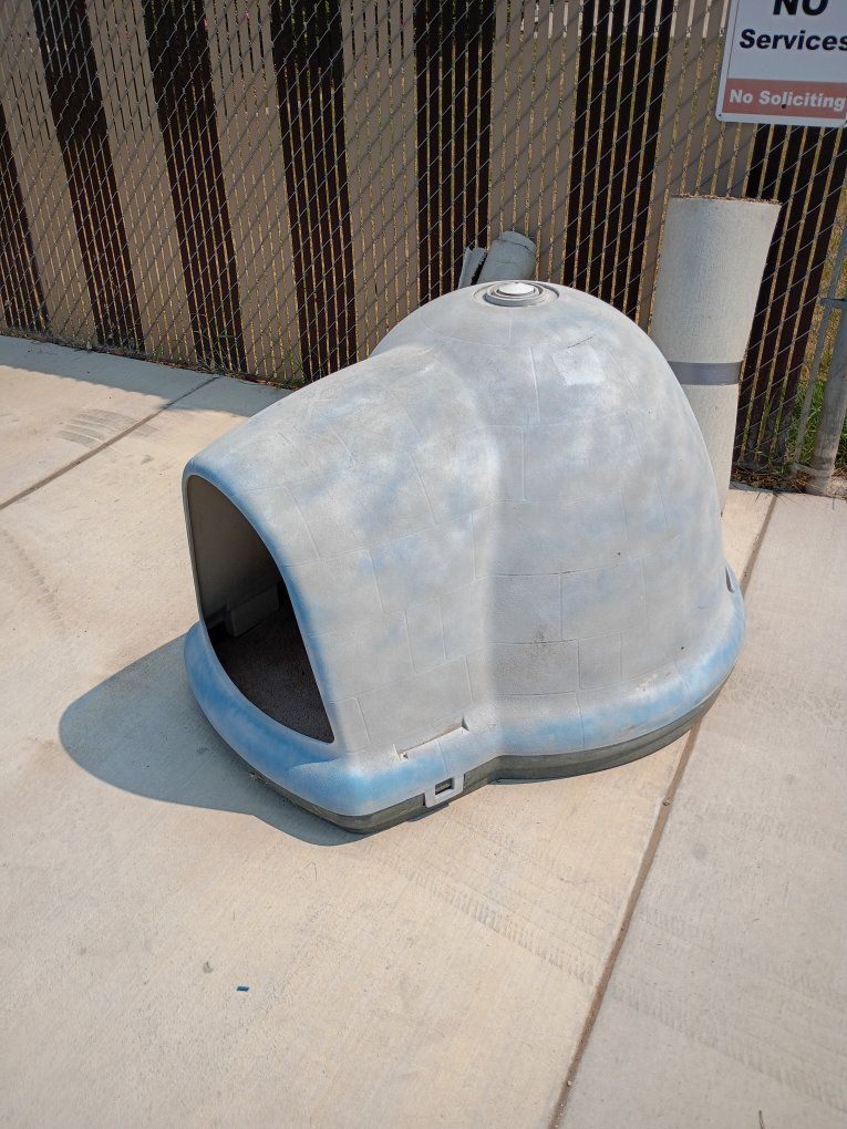 Large Igloo Dog House - Durable Outdoor Pet Shelter, Weather-Resistant