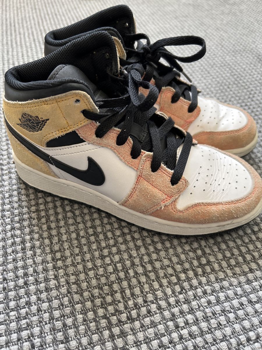 Air Jordan 1 Mid SE “Flight Club”
