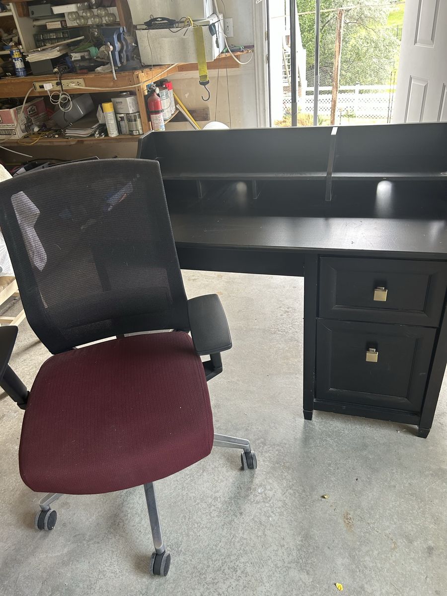 Black Desk and fine office chair
