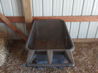 Heavy duty wheelbarrow / yard cart