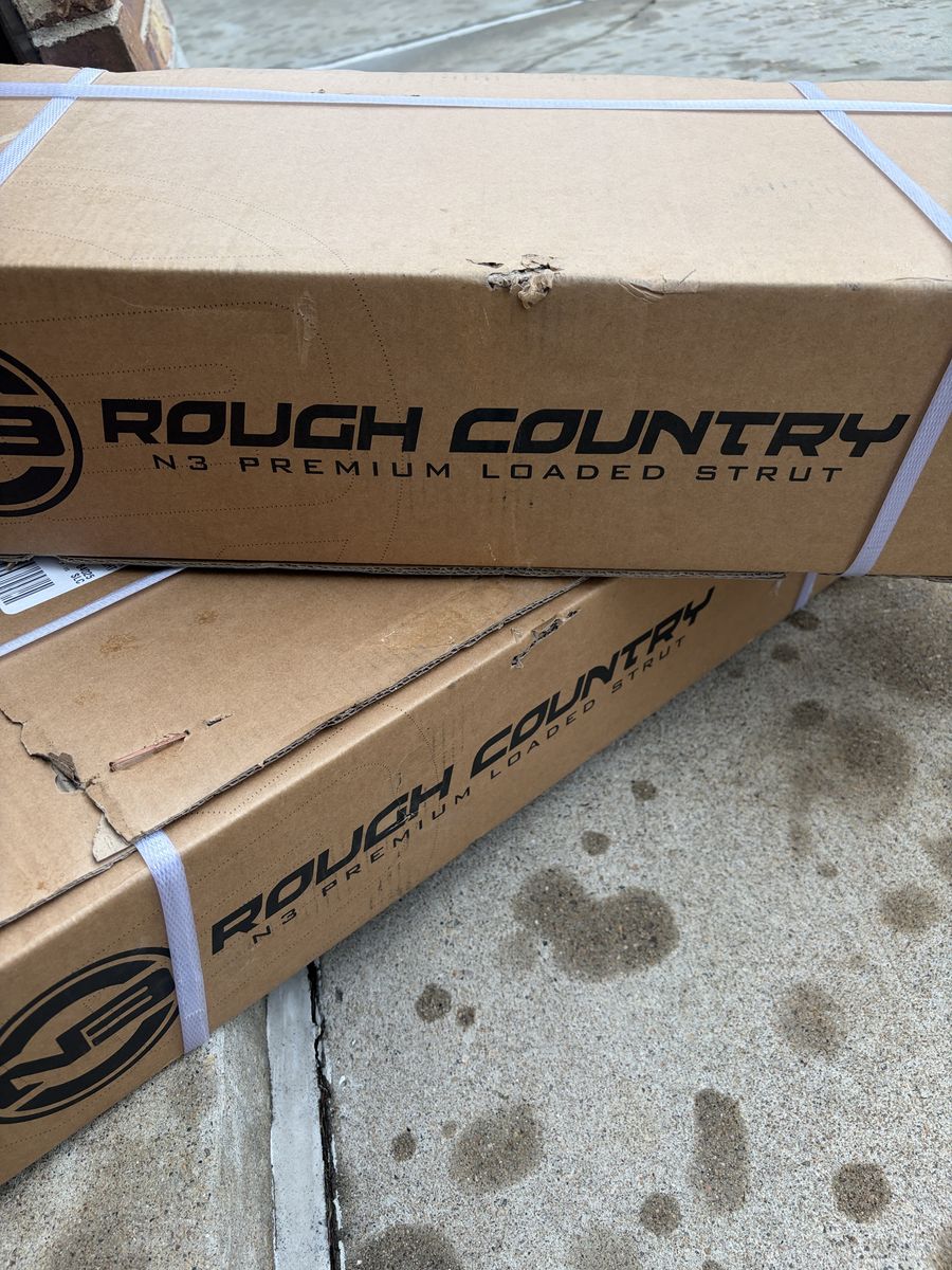 NEW!! Rough Country N3 2.5-Inch Leveling Struts for 2010–2011 Ram 1500 4WD.