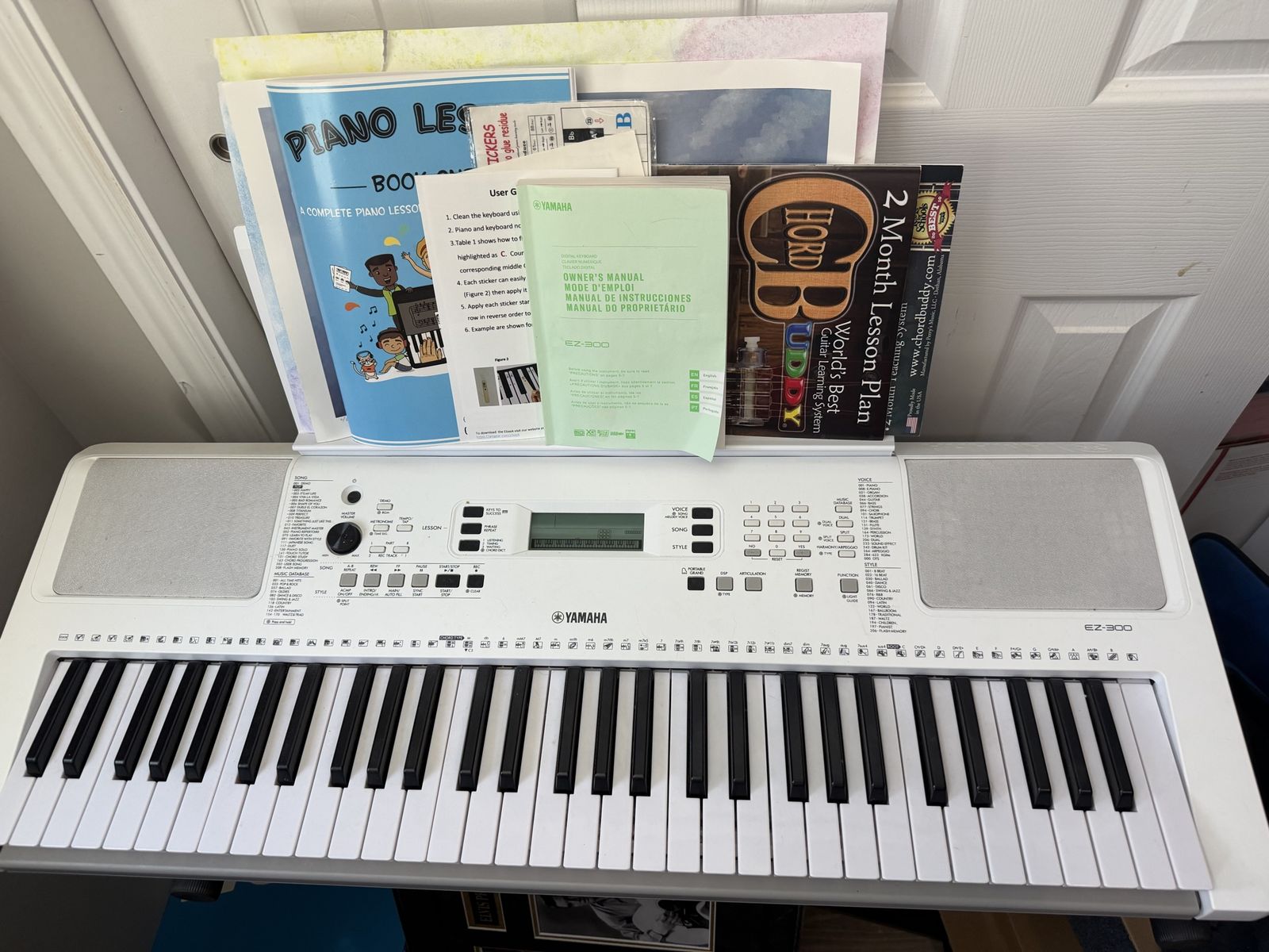 Yamaha EZ-300 Portable Electronic Keyboard Piano w/ Lighted Keys & Stand  with bench