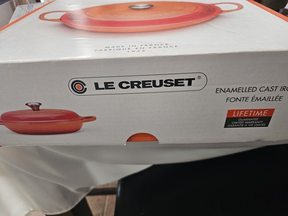 Le Creuset Enameled Cast Iron Signature Shallow Round Oven/Brazier, Oyster, New in Box