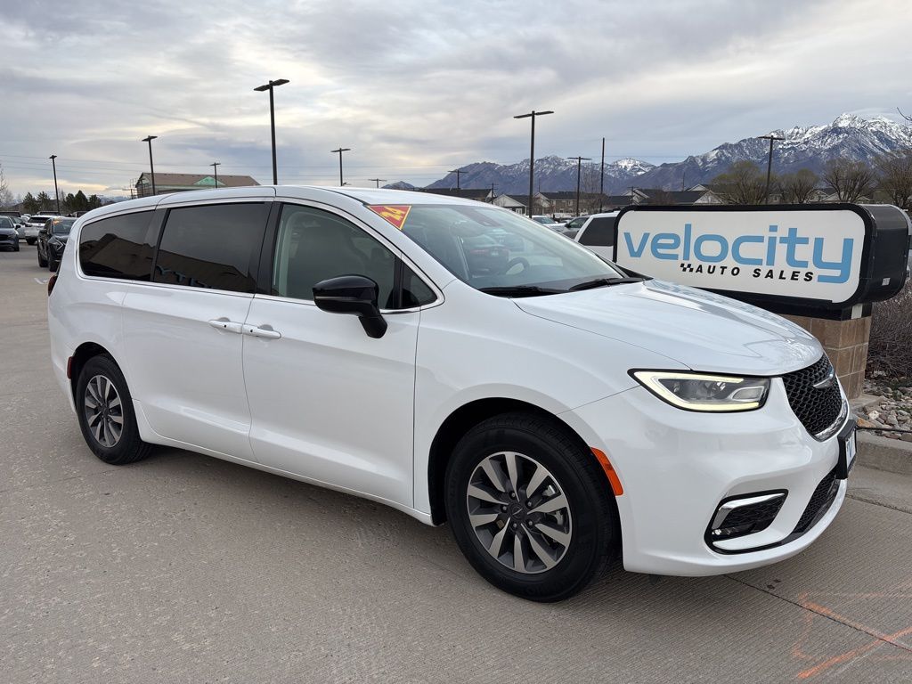 2024 Chrysler Pacifica Plug-In Hybrid Select
