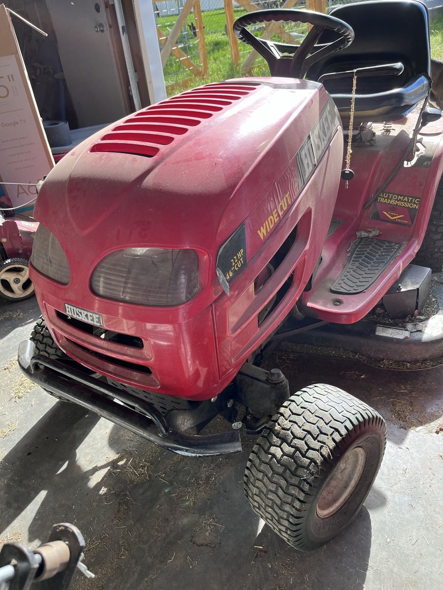 Huskee Riding Lawn Mower / Lawn Tractor
