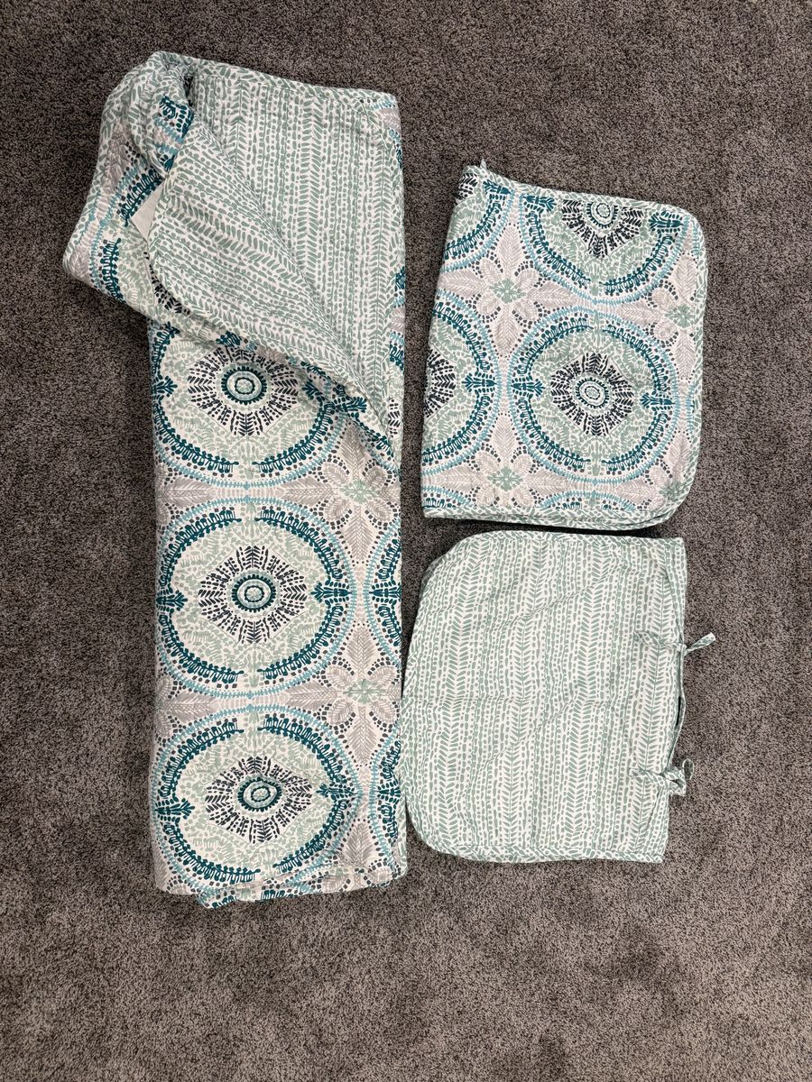 Cynthia Rowley King Quilt Set Teal & Grey Medallion Pattern - Quilt & 2 Shams