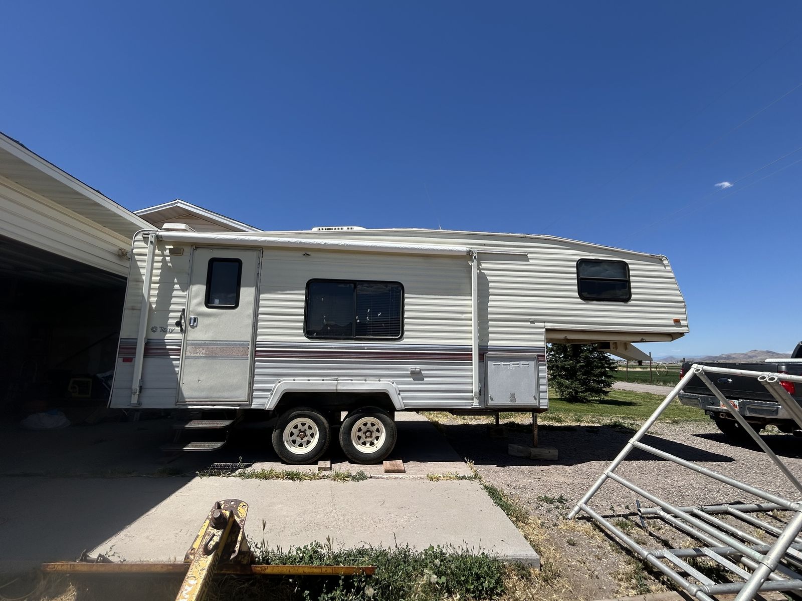 Fifth wheel Camper / Travel Trailer
