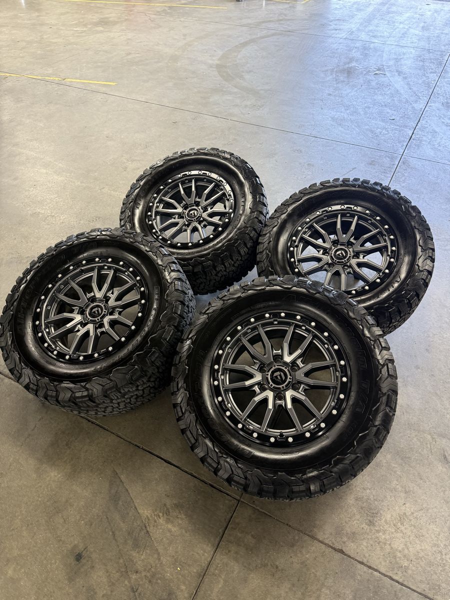 BRAND NEW 18x9 Fuel Rebels/ 33x12.50r18 BFG KO2