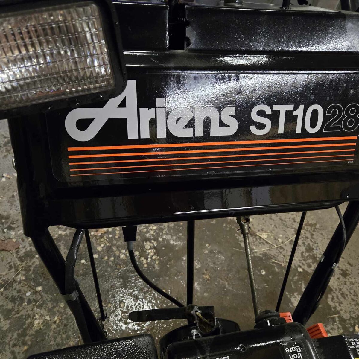 ARIENS 10 HP SNOW BLOWER