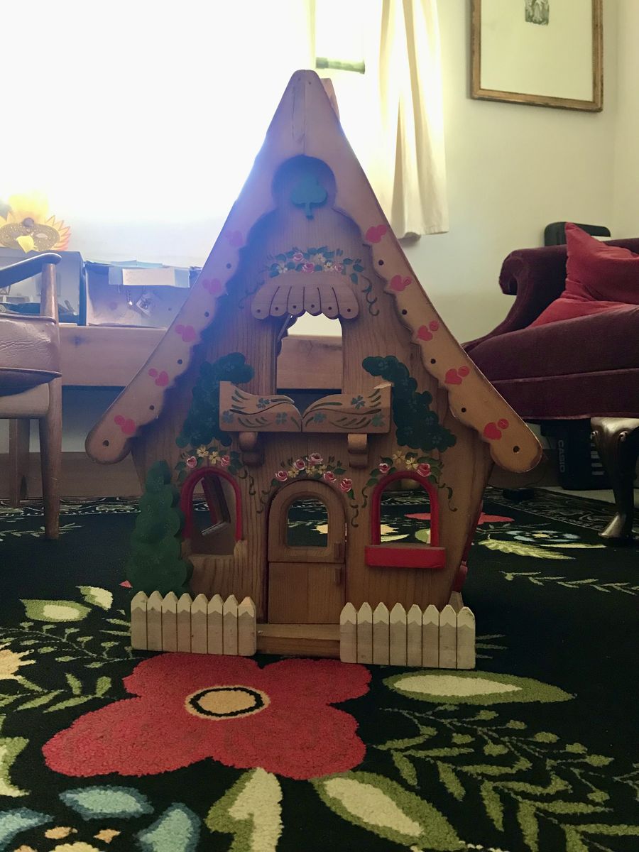 Wooden cabin for small dolls