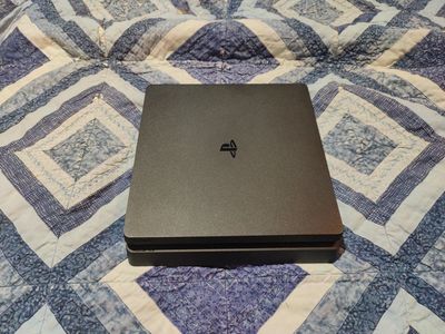 PS4 Slim 1 TB