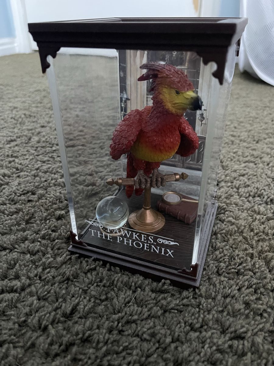 Harry Potter Magical Creatures Fawkes The Phoenix Figurine in Display Case