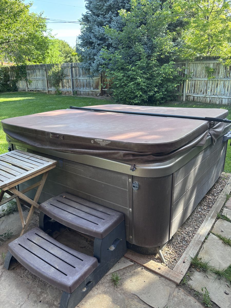 R series Bullfrog hot tub