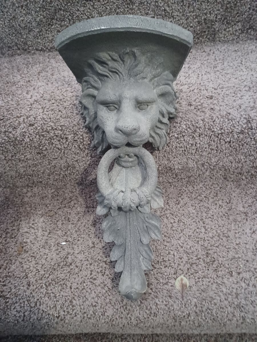Lion head shelf