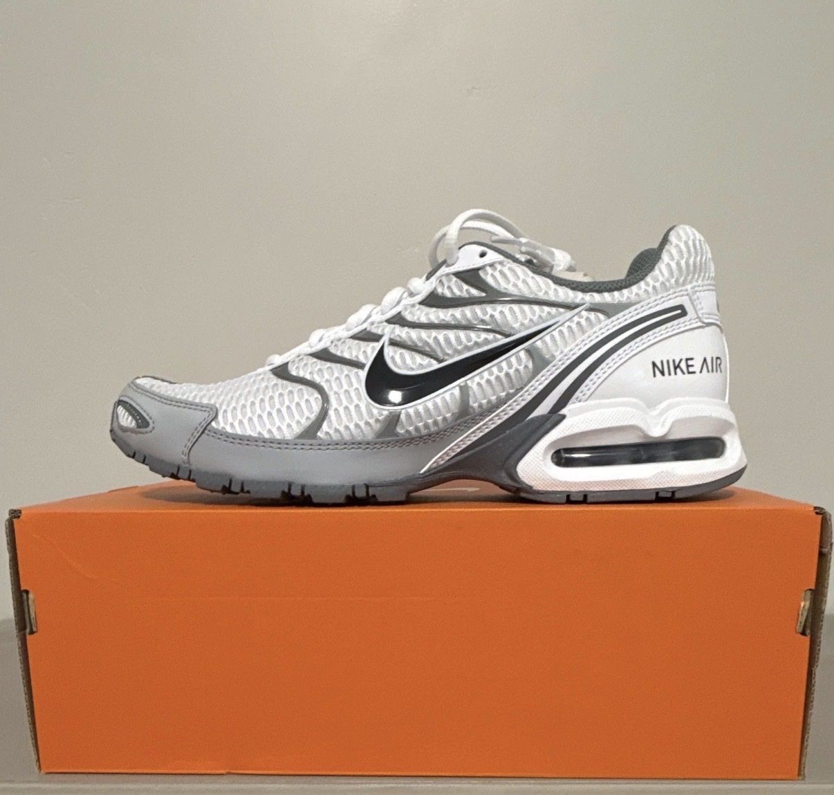 Nike Air Max Torch 4 Men’s Low Top Lace-Up Sneakers White/Gray/Black 343846-100