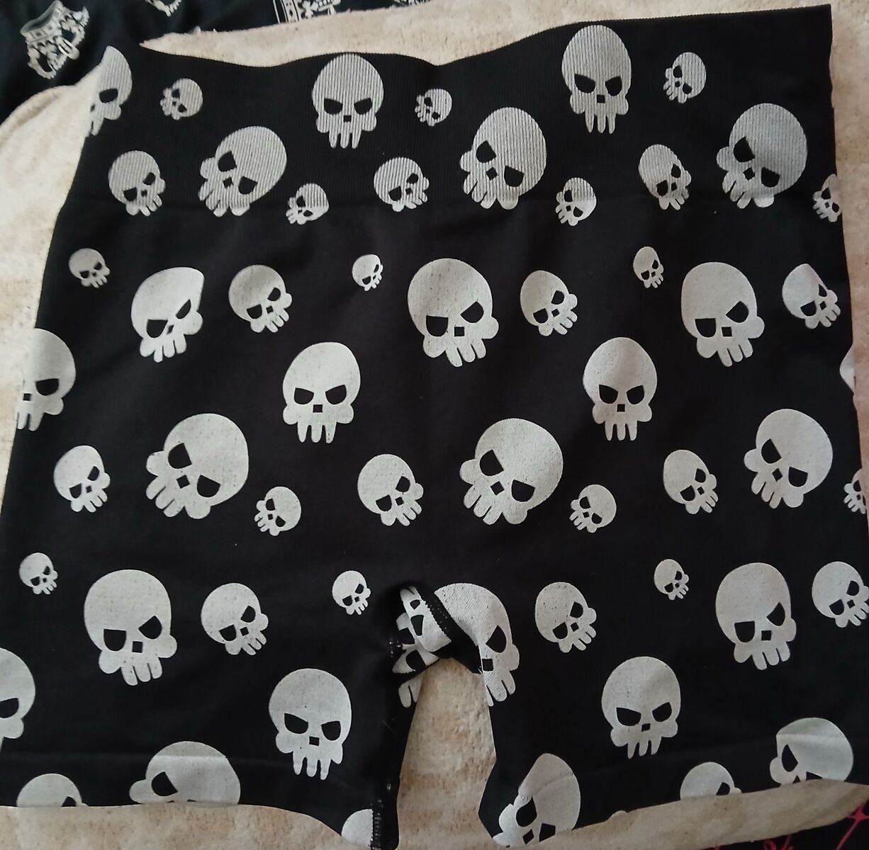 women skull shorts