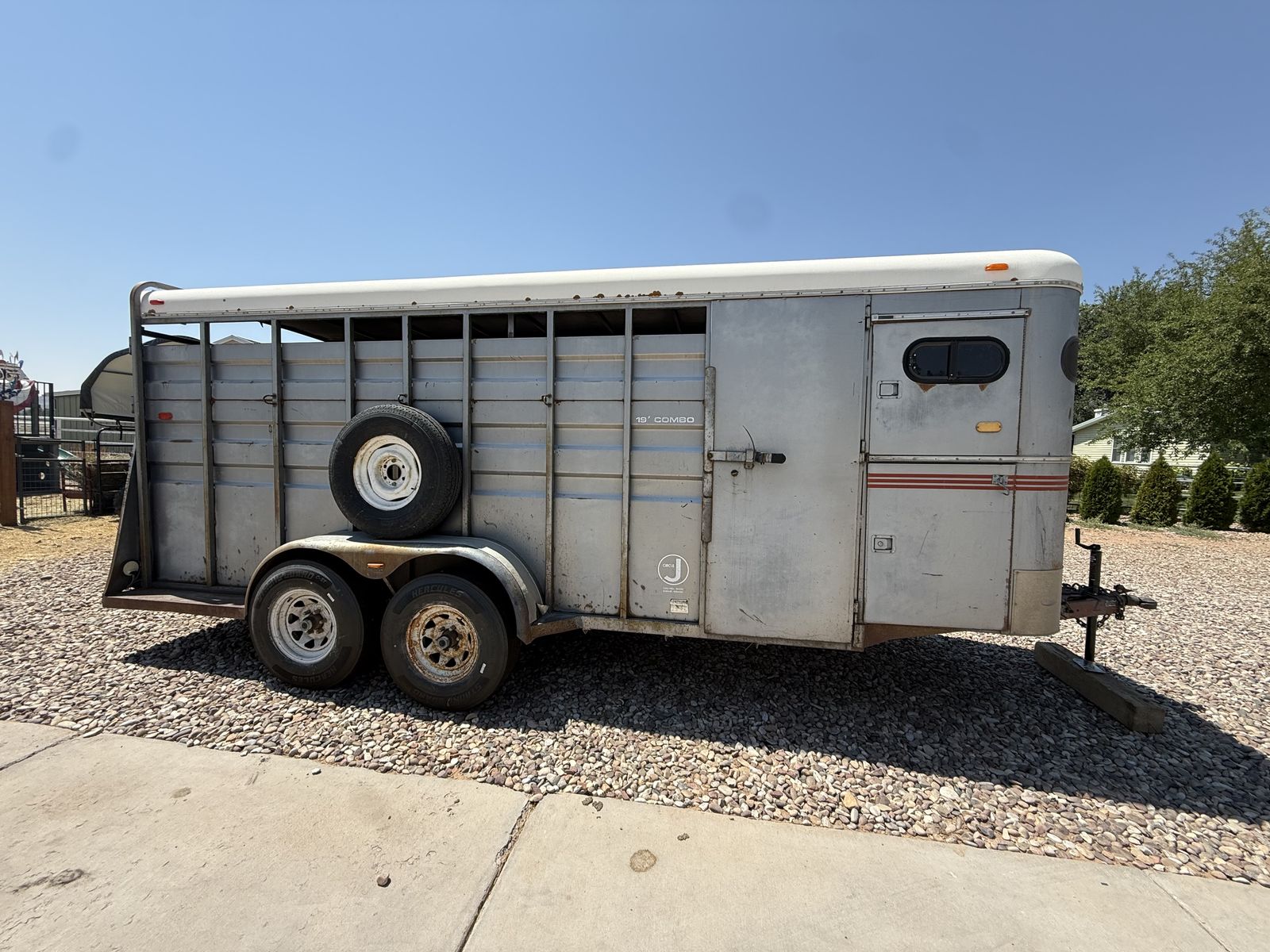 1988 Circle J Horse/Livestock trailer