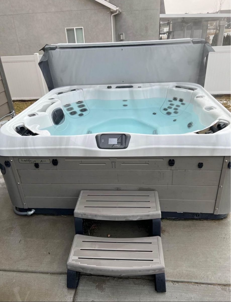 Bullfrog Spas A Series A6 2017 Hot Tub w/ Cover, Excellent Condition, Seats 6, LED Lighting