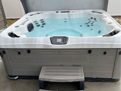 Bullfrog Spas A Series A6 2017 Hot Tub w/ Cover, Excellent Condition, Seats 6, LED Lighting
