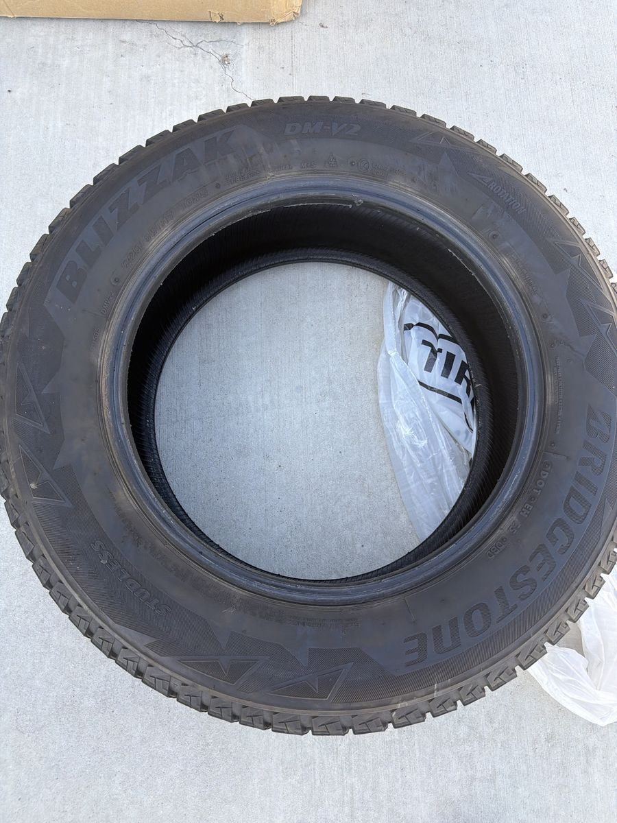 Bridgestone Blizzak DM-V2 Studless Winter Tire 265/70R17 SUV/Truck