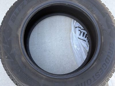 Bridgestone Blizzak DM-V2 Studless Winter Tire 265/70R17 SUV/Truck