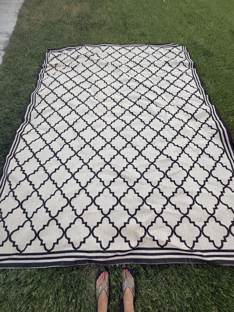 Outdoor Reversible Brown & White Geometric Patio Rug Mat - 8x10 ft Moroccan Trellis