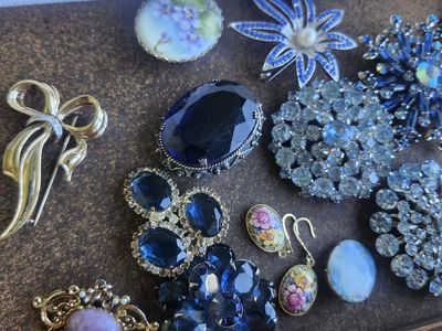 Lots of vintage jewelry for sale - Resellers welcome