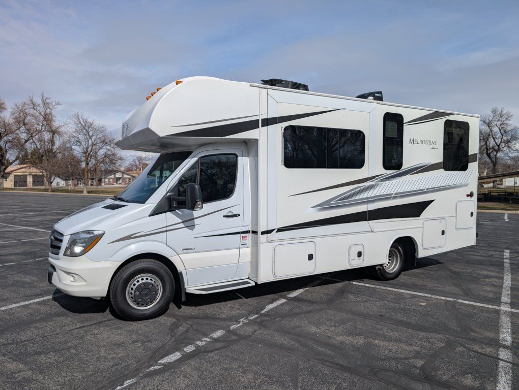 2016 jayco Melbourne diesel motorhome Mercedes easy to drive and park