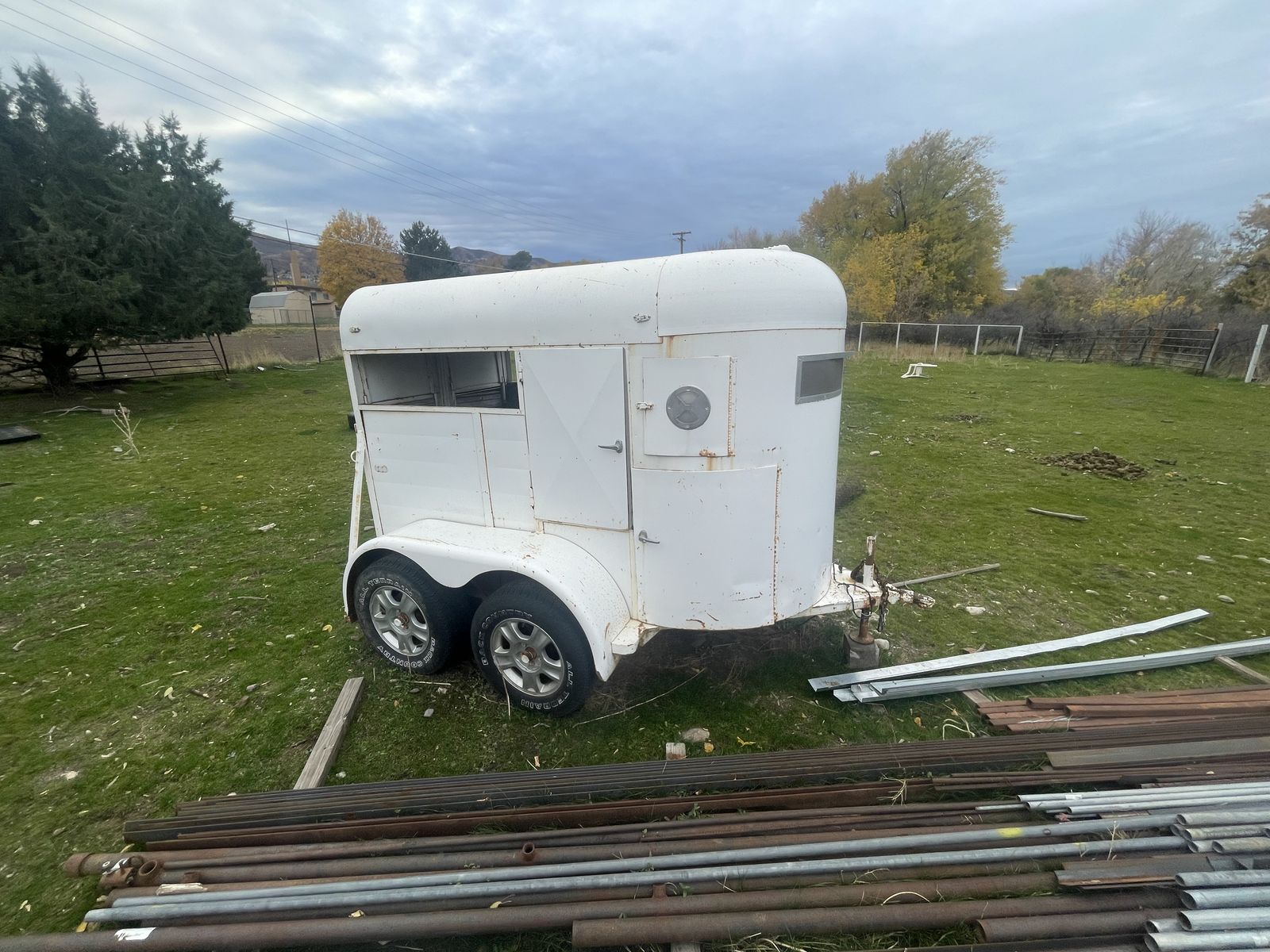 Straight load two horse