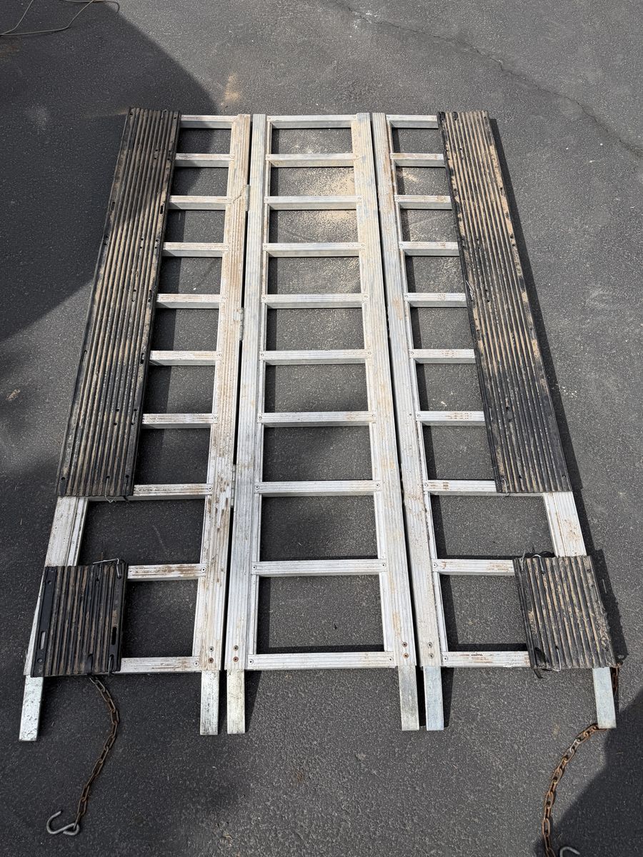 Aluminum Folding ATV / Motorcycle Tri-Fold Loading Ramps with Safety Chains