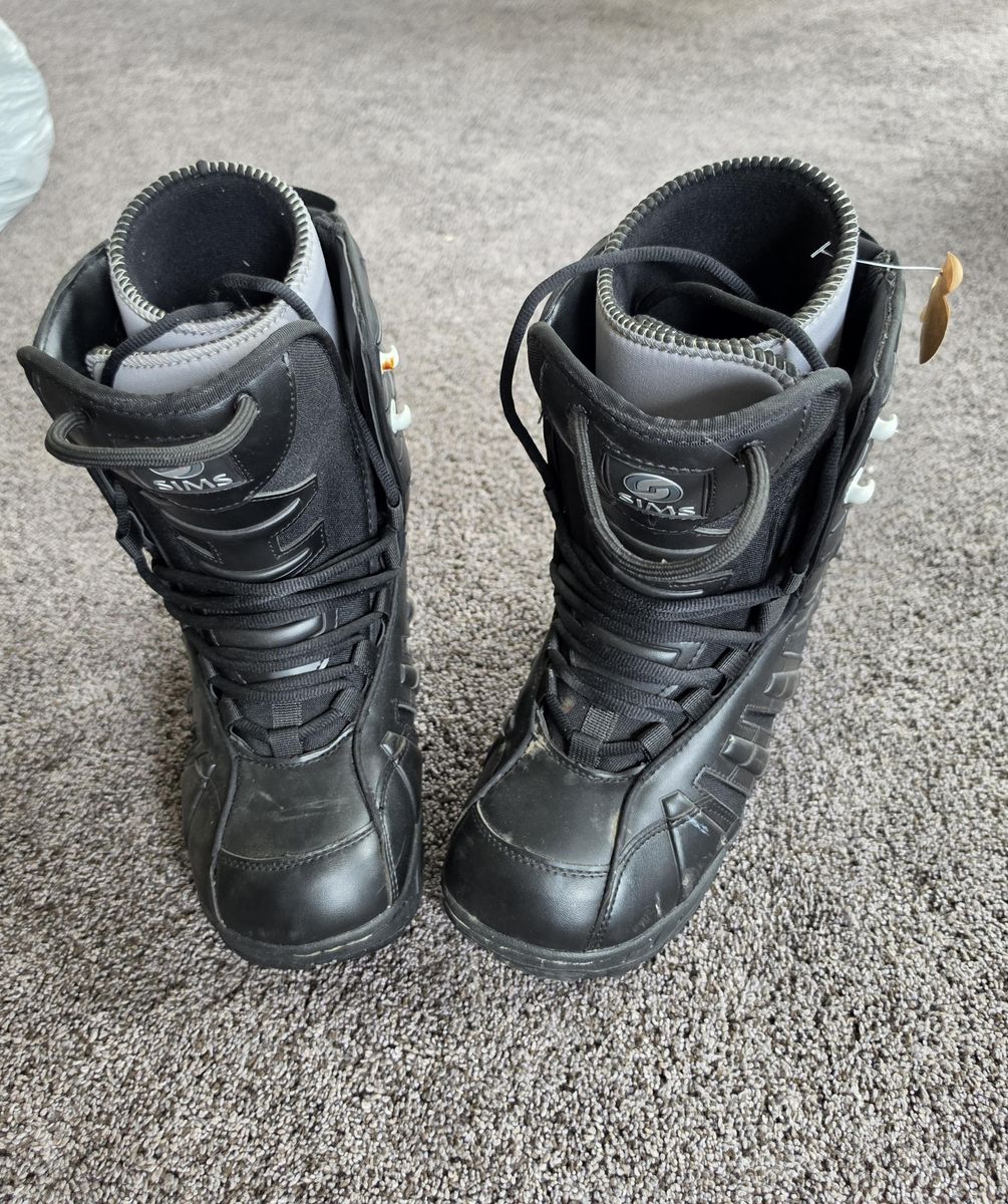 Nice SIMS woman’s Snowboard Boots Size 6 in great Condition
