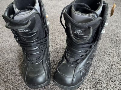 Nice SIMS woman’s Snowboard Boots Size 6 in great Condition