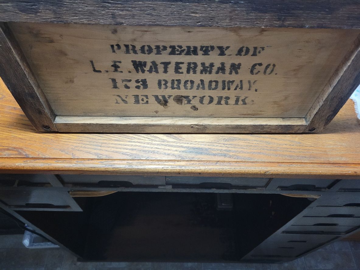 I’m selling this Used Vintage Waterman Fountain Pen Display Case....................