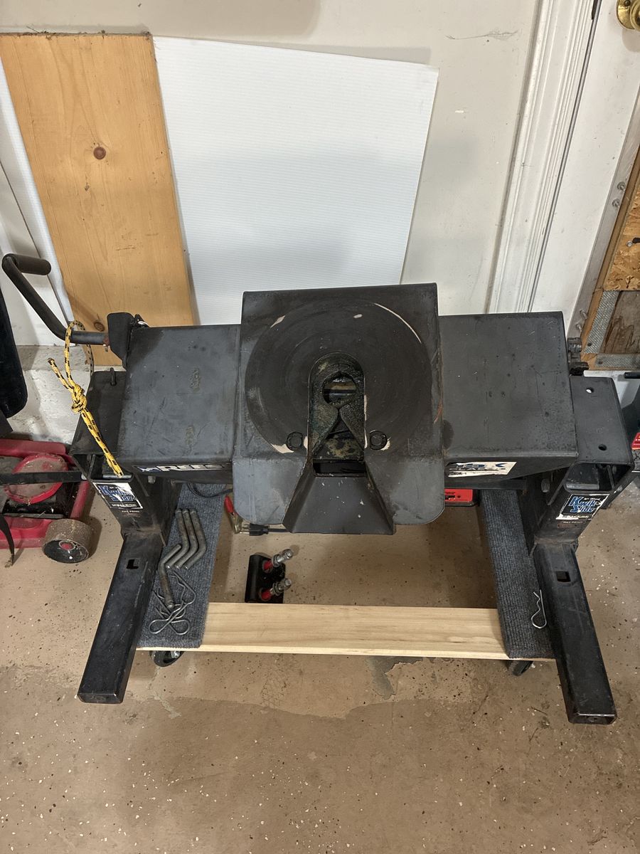 Reese 15k Fifth wheel hitch.