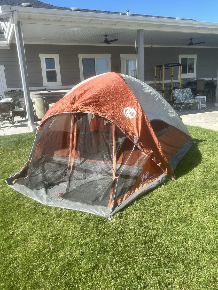 Coleman Evanston 4-Person Screened Dome Tent - Excellent Condition, All Zippers Work