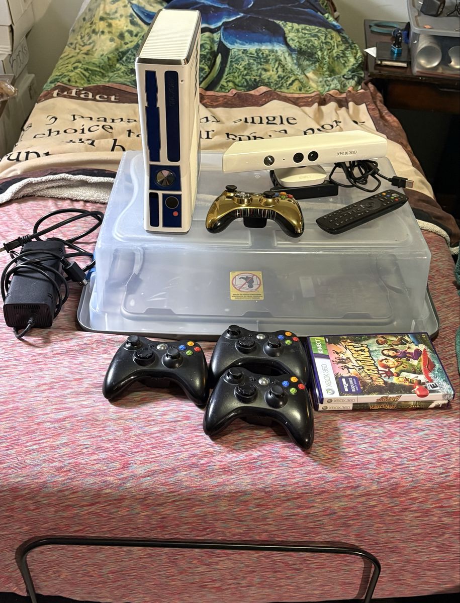 Xbox 360 Star Wars Limited Edition Console 320GB with Kinect, 4 Controllers & Games
