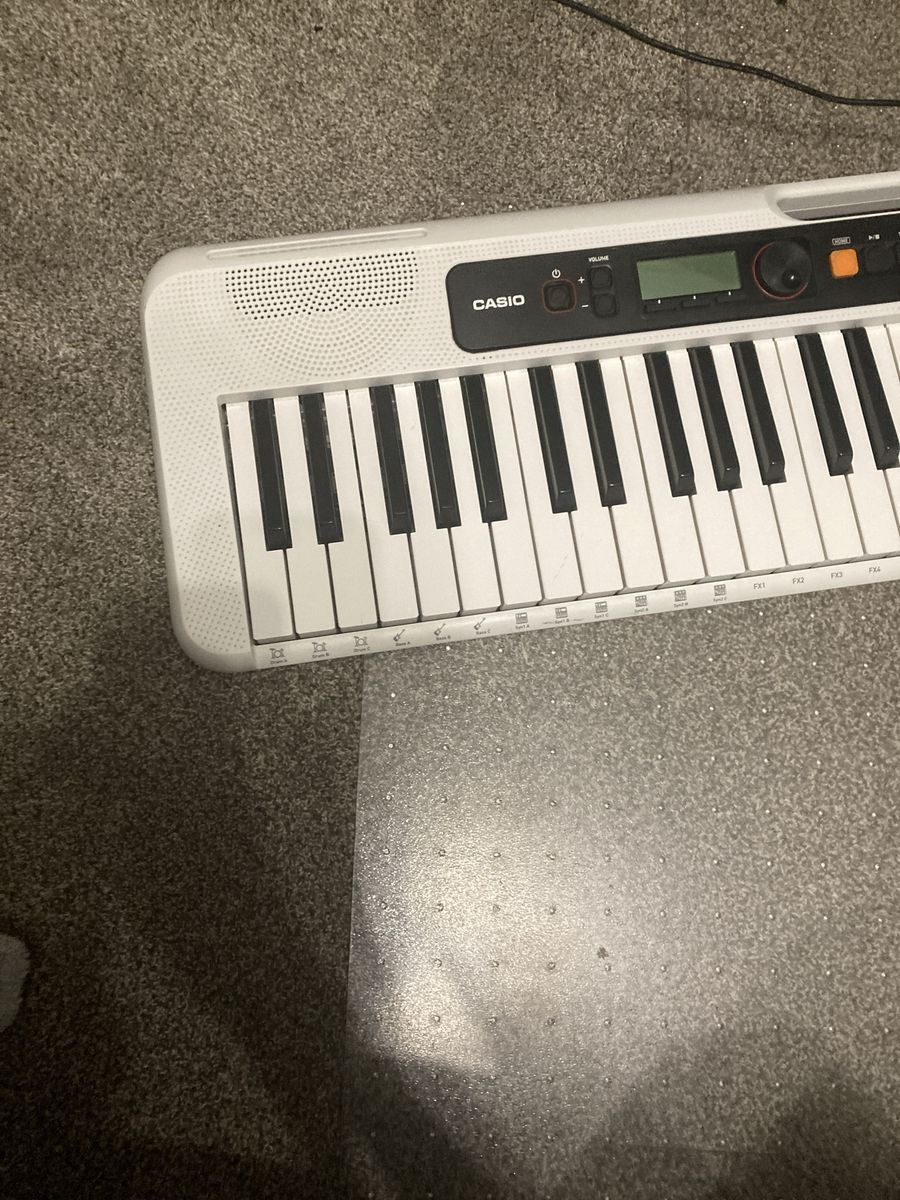 Casio Casiotone CT-S200 Portable 61-Key Digital Keyboard with Dance Music Mode (cord included but the cord works bad 6 ft)