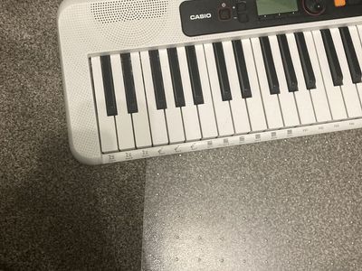 Casio Casiotone CT-S200 Portable 61-Key Digital Keyboard with Dance Music Mode (cord included but the cord works bad 6 ft)