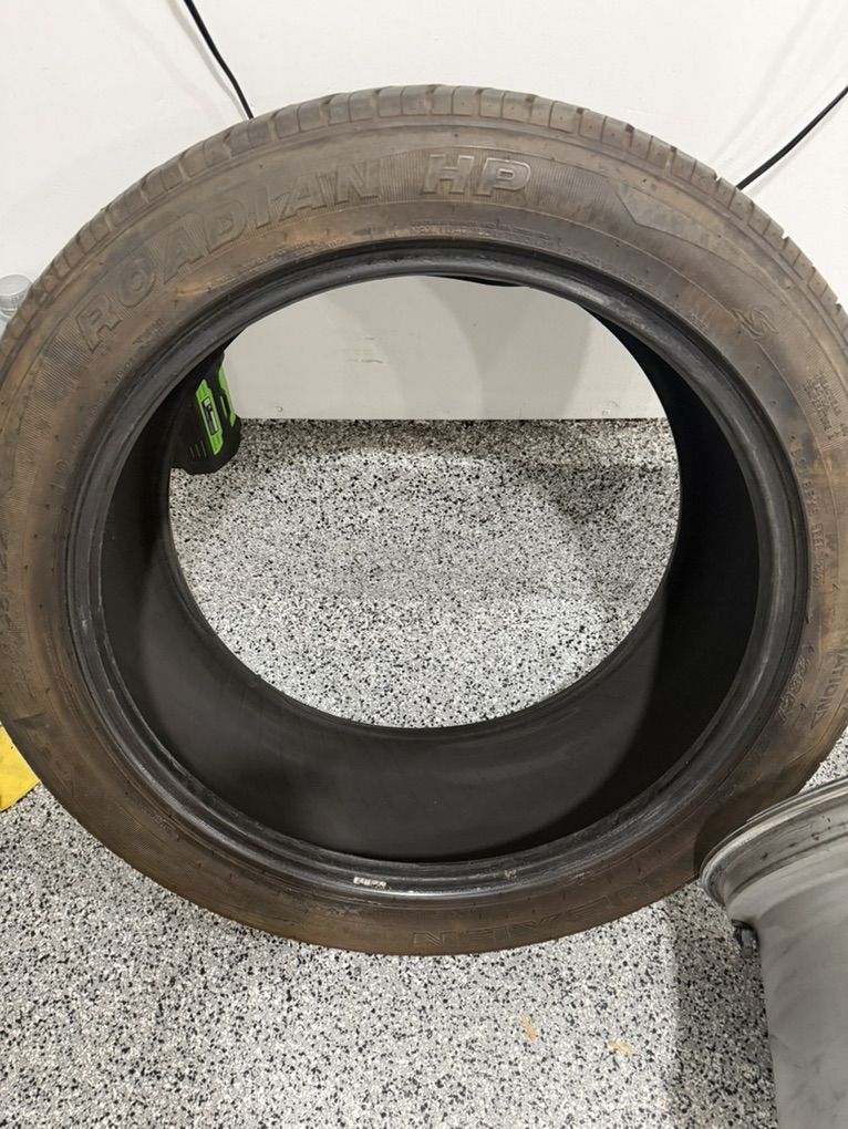 (1) 285/45r22 Nexen Tire