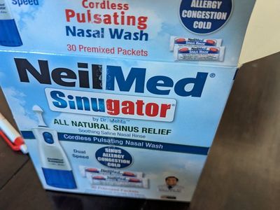 NeilMed Sinugator Cordless Pulsating Nasal Wash - Sinus Relief, Allergy, Congestion, Cold - 30 Packets