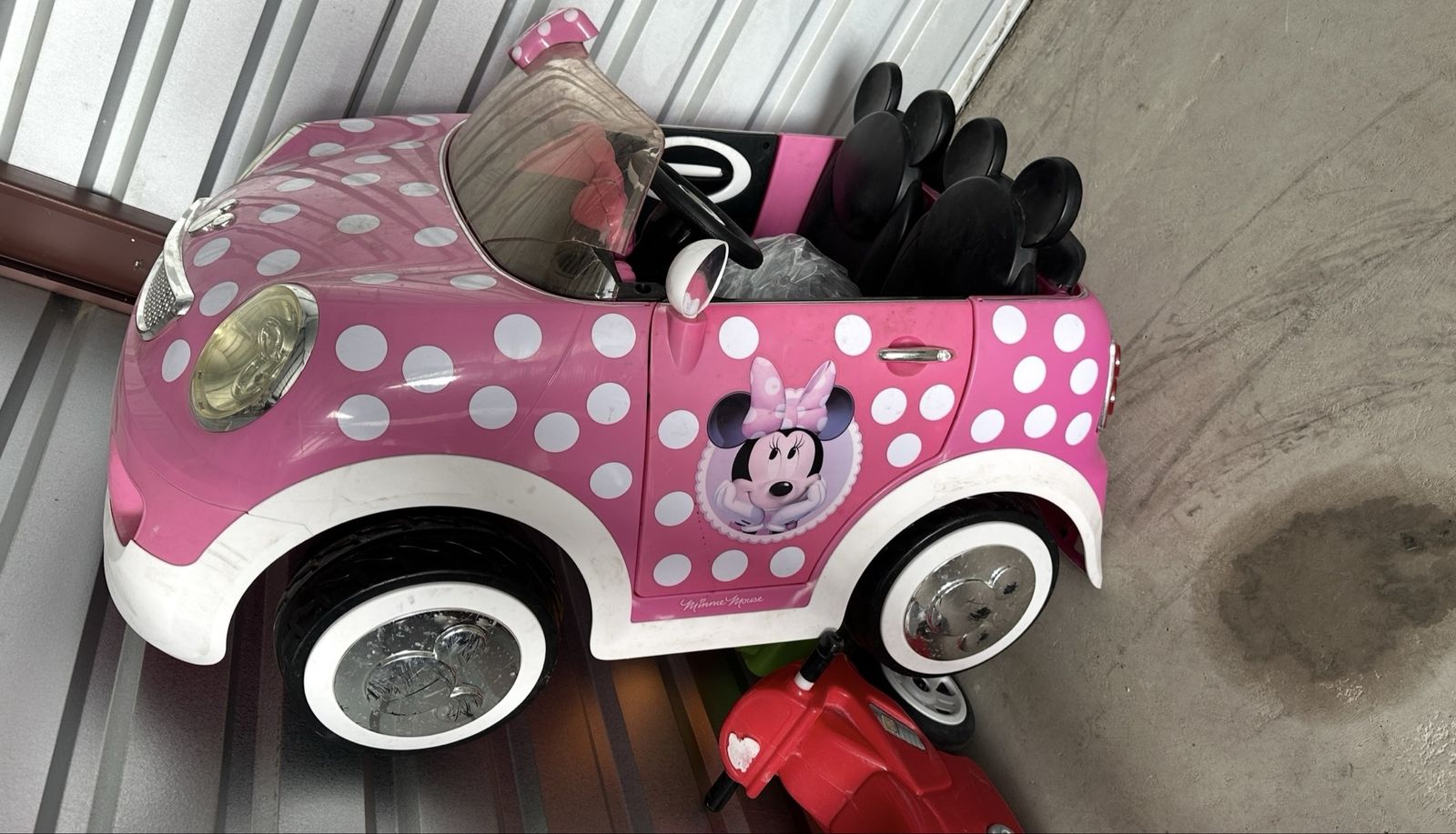 Minnie Mouse Disney Pink Polka Dot 12V Ride-On Car for Kids