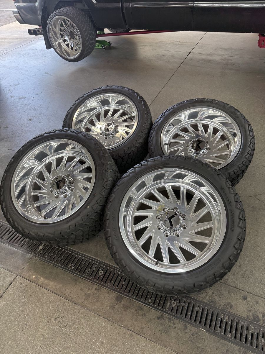 LIKE NEW 22x12 KG1 forged “outburst”/ 33x12.50r22 amps 8x170
