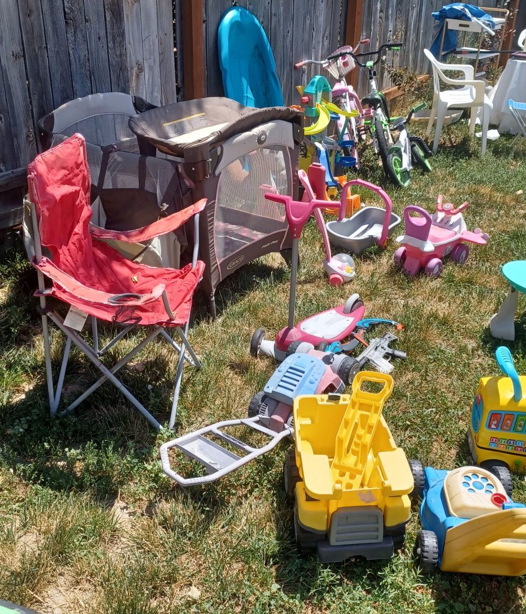 SMALL,COLORFUL YARD SALE  IN MURRAY 7/12/26 
3:00 P.M. - 8::00 P.M. !