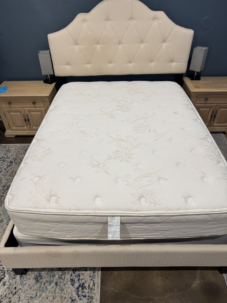 Queen Supreme Mattress and Boxspring - Very Clean - Made in USA, 60"x80" - Excellent Condition