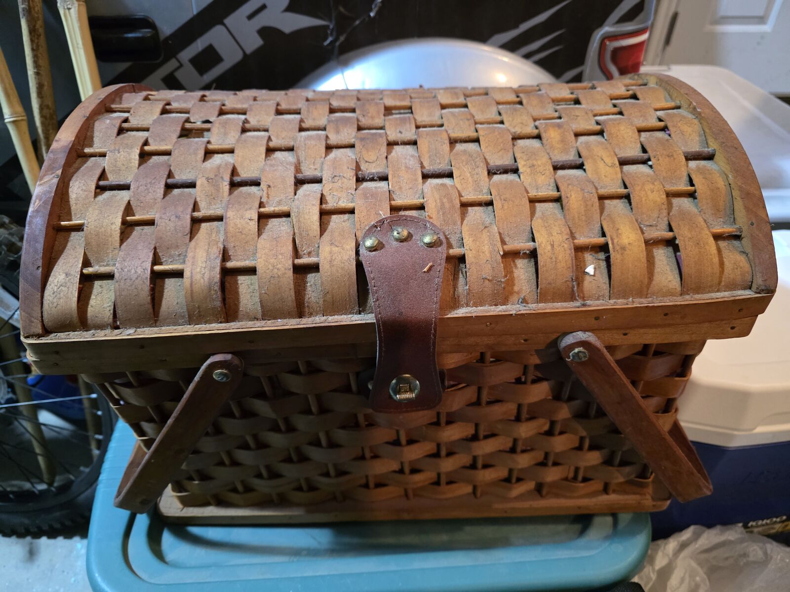 Picnic Basket with Metal Dishes