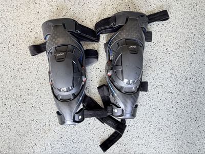 POD K8 Carbon Knee Braces – Pair – Size Large