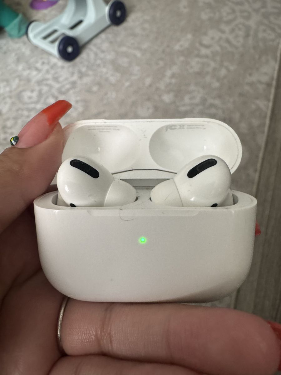 Apple AirPods Pro Wireless Earbuds with Charging Case - White (Used)