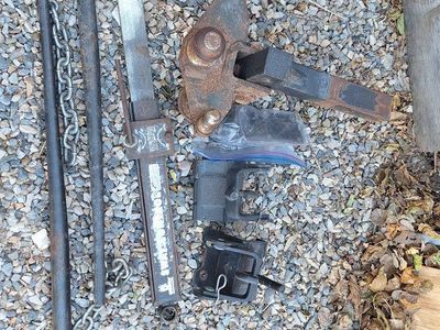 Load leveling sway control hitch
